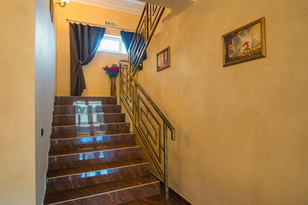 Harmonie Radauti Albergue Exterior foto